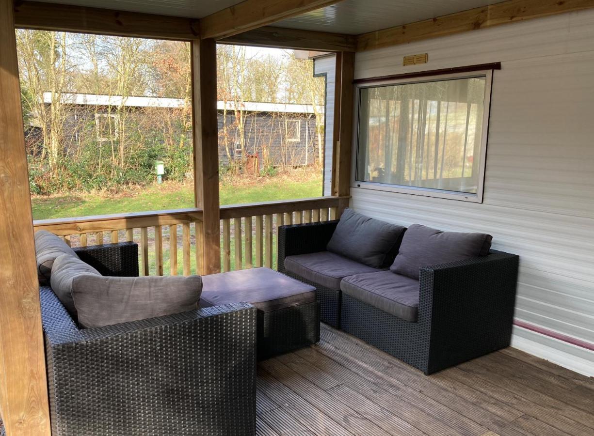 Chalet 'T Rijsterbos Op Camping Met Zwembad! Villa Kültér fotó
